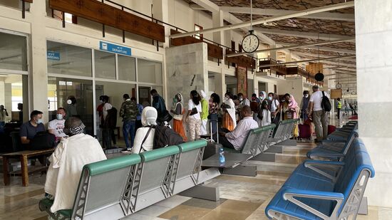 Als wir zurück kommen, ist es schon voller und bald können wir zum Gate