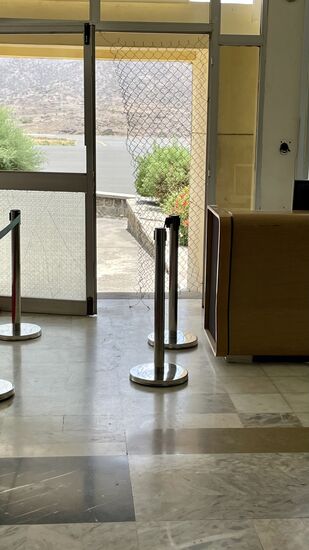 Der Ausgang zum Rollfeld wurde wohl auch zerstört und ist provisorisch wieder hergerichtet. Maschendraht tut es auch 