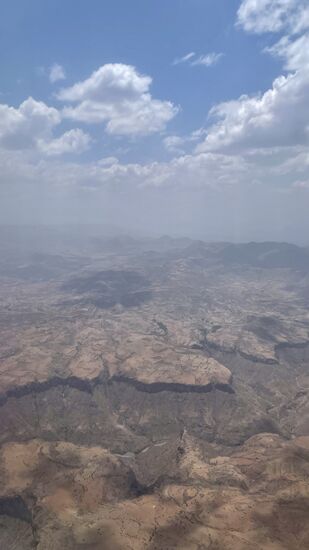 Kurz nach dem Start noch ein Blick auf die Berge. Das Land ist so wundervoll und es gäbe noch so viel zu erkunden.