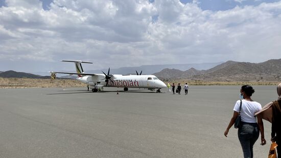 Da ist unser Flieger. Der Weg zur Maschine über das Rollfeld ist nicht weit.