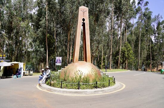 Zunächst fahren wir aus der Stadt heraus, hoch auf einen Berg, auf dem ein Park angelegt wurde. Dieser Park ist in erster Linie für die Bürger der Stadt und wird laut Alex auch stark angenommen. An den Wochenenden ist hier wohl der Bär los.
Direkt hinter dem Eingang stoßen wir auf dieses Denkmal. Es ist recht neu und wurde zur Erinnerung an die durch Covid-19 gestorbenen Ärzte und Krankenschwestern errichtet.