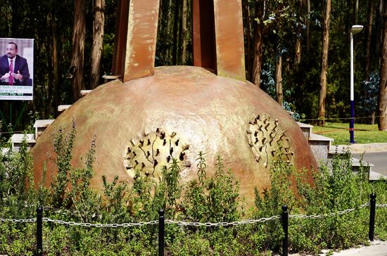 Im Sockel des Denkmals wurde das Covid-19 Virus eingearbeitet.