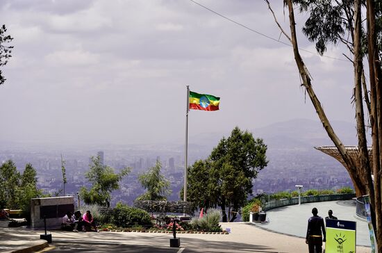 Von hier oben haben wir einen herrlichen Ausblick auf die Stadt. Als ich das erste Mal hier war, gab es kaum Wolkenkratzer. Jetzt sieht man sehr viele, auch ein neues Bankenviertel ist entstanden und ein neues Stadium ist gerade im Bau und bald fertig.
Auf die Frage, wieviel Einwohner Addis hat, kommen die Beiden etwas ins Schwimmen. Alex meint, zwischen 7 und 8 Millionen - das sei die offiziell genannte Zahl. Vermutlich seien es aber 11-12 Millionen. Niemand weiss es genau. Es gäbe viele illegale Viertel, in die sich niemand hineintraut. Gelegentlich - werden dann die Häuser geräumt und abgerissen, aber spätestens 1 Woche später stehen dann 2 neue Häuser an der Stelle, die dann auch erst einmal bleiben.