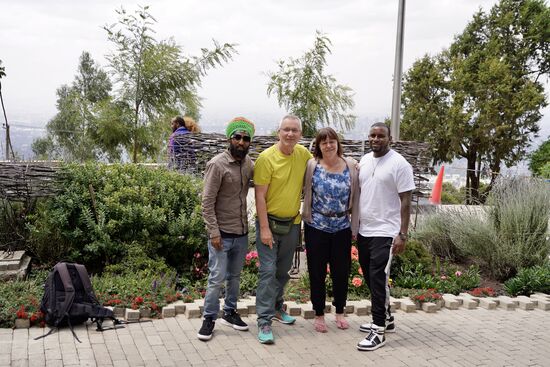 Das sind Alex und Jonas. Sie zeigen uns ihre Stadt.