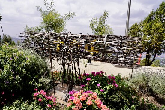 Als Erinnerung an die Zeiten, als die Frauen mit dem Holz aus den Wäldern in die Stadt liefen, wurde im Park diese Skulptur aufgestellt. Sie zeigt eine Frau schwer bepackt mit Holz.