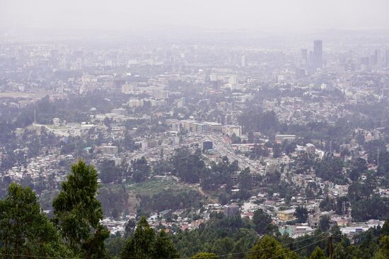 Die Stadt liegt im Smog und Nebel.