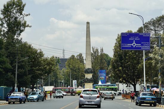 Dieses Monument soll der „vergessenen Opfer des Massakers von 1937“ erinnern. Nach dem Attentat auf den italienischen Faschisten und Befehlshaber Rodolfo Graziani wurden in den 3 Tagen vom 19.-21. Februar 1937 mehr als 30.000 Bürger getötet. Das waren zum damaligen Zeitpunkt ca. 18-20% der Bevölkerung, meist Frauen und Kinder. 
Graziani lag nach dem Attentat auf ihn im Koma, es wurde eine Tötungstruppe gegründet und in der Zwischenzeit zogen seine Schergen über das Land, mordeten und wollten das ganze Land auslöschen. Auch über 3000 Mönche wurden getötet. Mit mobilen Galgen zog man übers Land und tötete Priester, Mönche und die lokale Aristokratie und Gemeindevorsteher. Mussolini gab dann irgendwann den Befehl, aufzuhören. Graziani erwachte aus dem Koma und erholte sich monatelang im Krankenhaus.