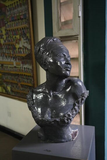 es gibt auch sehr viele Skulpturen, Gemälde, Werkzeuge und Waffen aus allen Epochen des Landes.