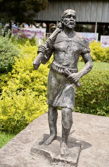 Auf dem Außengelände gibt es ebenfalls viele Skulpturen, Gräber und Statuen.