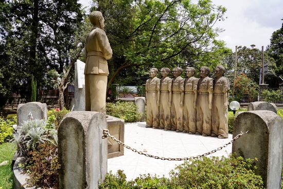 Hier eine Statue von Kaiser Selassie, wie er eine Ansprache an Studenten hält.