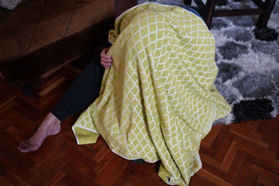 Alex lädt uns Mittags zu sich nach Hause ein und da ich seit Wochen eine Erkältung habe, haben die beiden während unseres Besuches auf dem Berg Eukalyptus gepflückt, den Alex jetzt mit heißem Wasser übergossen hat. Ich bekomme ein Tuch und muss inhalieren. Alex besteht darauf. Und tatsächlich, danach geht es mir besser.