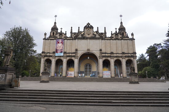 Der lokale Name lautet St.Selassie Church, Trinity Cathedral. Sie wurde ab 1928 erbaut durch die abessinische Kaiserin Zauditu und 1943 fertiggestellt. Die Kirche erinnert an die Befreiung von der Besetzung durch Italien 1936 bis 1941. Und sie wurde in Kaiser Selassie Kathedrale benannt.