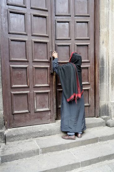 Die Kirche war geschlossen. Wir kaufen die Eintrittskarten für uns. Einheimische müssen nicht bezahlten und dann kommt ein Priester und schließt uns die Kathedrale auf.
Eintritt 300 Birr / 5 Euro p.P.