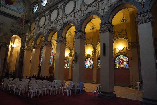 Im Kirchenschiff stehen sehr viele Plastikstühle. Zurzeit wird die Kathedrale umfangreich restauriert und die ursprünglichen Holzbänke wurde ausgebaut. Der „Betrieb“ geht trotz Restaurierung weiter. An manchen Stellen stehen Gerüste, ärgerlich, aber notwendig.