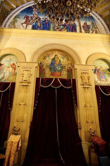 Besonders eindrucksvoll sind die Deckengemälde. Leider kommt es auf den Bildern so nicht rüber.