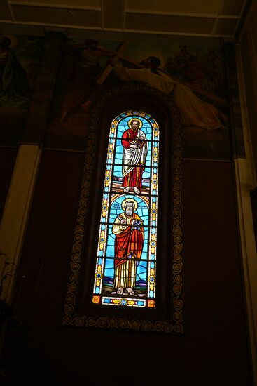 Dort finden wir weitere beeindruckende Fenster.