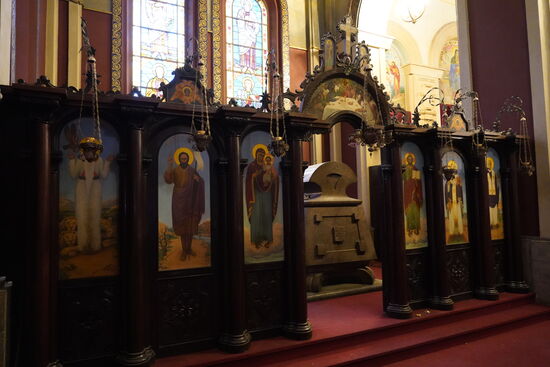 Prunkvolle Fenster und Gemälde