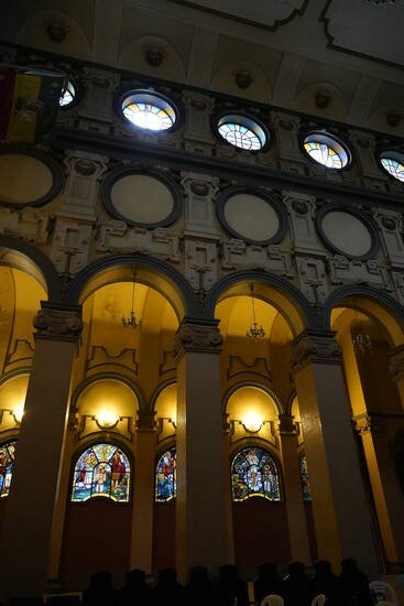 Man kommt sich in dem riesigen Kirchenschiff verloren vor.