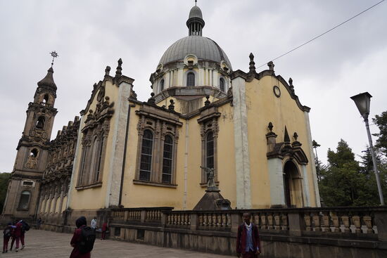 … und wir sind draußen. Auch wenn die Kathedrale von Außen nicht so imposant ausschaut. Sie ist sehr einnehmend und ein Besuch sollte bei einem Aufenthalt in Addis Pflicht sein.