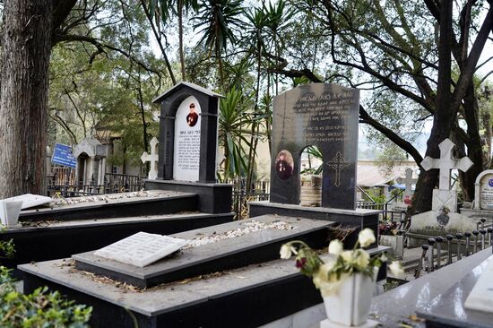 Wir schlendern noch etwas über das Gelände und finden viele Gräber.