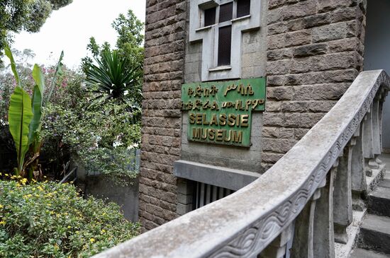 Hier geht es in das Selassie-Museum. Leider Fotografier-Verbot. In diesem Museum sind die Schätze der Zaren Äthiopiens aufbewahrt. Viele Kronen, Schätze, Bücher und Kleider aus der Kaiserzeit des Landes. Auch hier lohnt sich der Besuch. Eine Stunde sollte man einkalkulieren.