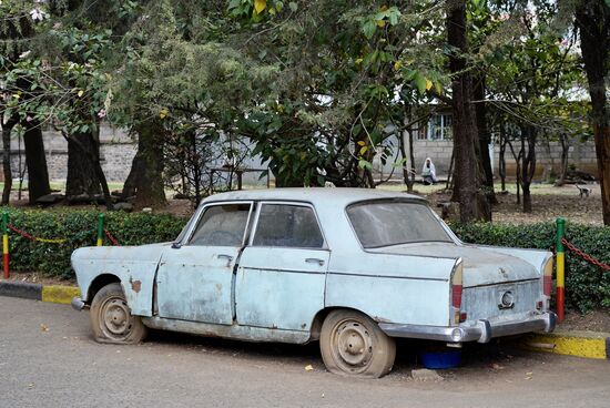 Man sieht auf den Straßen von Addis noch viele dieser alten Lada. Dieser ist wohl nicht mehr fahrtüchtig 