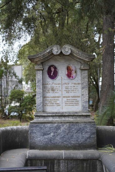 Wir kommen noch am Grab von Sylvia Punkhurst und ihrem Sohn Richard vorbei. Punkhurst war englische Journalistin und Linkskommunistin. Als Antifaschistin war sie Gegnerin der italienischen Besetzung Äthiopiens und wurde zur Anhängerin Haile Selassie. Sie kam nach Äthiopien und unterstützte und beriet Selassie. 
Nach ihrem Tod in 1960 setzte ihr Sohn die Arbeit fort. Er gründete das Institut für äthiopische Studien und war Professor an der Universität Addis Abeba.