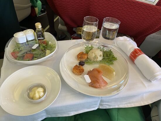 Thomas hat wieder bei der Verlosung für ein Upgrade mitgemacht und gewonnen!
Wenn man einen normalen Flug bucht und in der Business class noch viele Plätze frei sind, bekommt man eine mail für diese Verlosung und gibt einen Betrag ein.
Mit ein wenig Glück hat man dann für wenig Geld diesen tollen Luxus