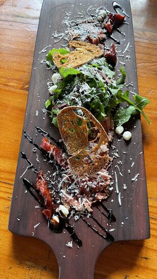 Abends gehen wir ins nahegelegene „Tres Monkeys“ zum Essen- Außer Hamburgern und riesigen Steaks gibt es auch „Kudu-Carpaccio“ Kudu ist eine Antilopen-Gattung, die wir oft auf unseren Safaris sehen