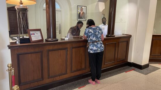 Ich erkundige mich mal nach den Preisen: Trotz Low-Season immer noch ca 550 Euro pro Nacht im Doppelzimmer