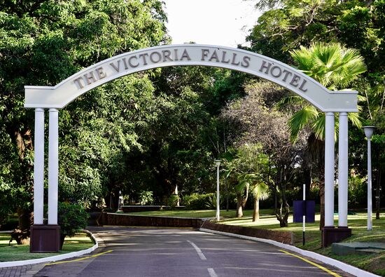 Die pompöse Einfahrt des Hotels