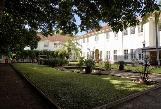 Der tropische Garten ist schön gepflegt mit Seerosen Teichen und Palmen