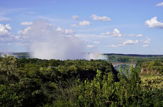 Das beste ist die Terrasse, die diesen genialen Blick auf die Brücke hat , mit dem Sprühnebel der Wasserfälle