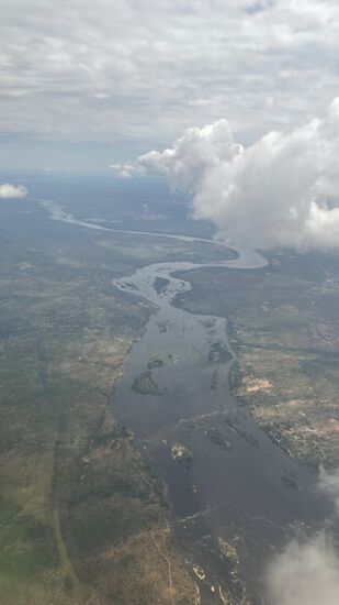 Hier ist der Sambesi zu sehen. Der Sambesi ist nach dem Nil, Kongo und Niger mit 2574km der Viertlängste Fluß in Afrika