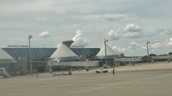 Wir landen pünktlich in Zimbabwe—