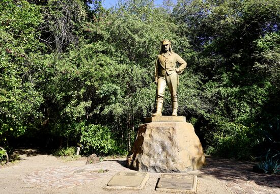 Ein alter Bekannter : Livingstone…
Der schottische Missionar und Afrikareisende war der erste Europäer , der die Victoriafälle mit eigenen Augen sah. Das war im Jahr 1855. Er nannte sie Victoria Falls, zu Ehren der damaligen britischen Königin