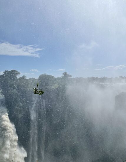 Hier wirft unser Guide einen Zweig in die Schlucht. Es ist unglaublich wie lange der tanzt!!