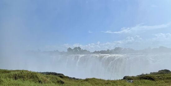 Je weiter wir kommen, desto schlimmer wird es mit dem Sprühnebel—bald sind wir—trotz Regenjacken komplett nass
