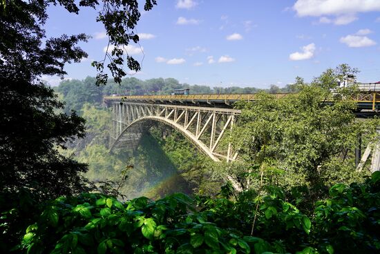 Das ist die berühmte Brücke über dem Sambesi, die Simbabwe /Victoria Falls mit Sambia/Livingstone verbindet und an beiden Enden Grenzposten hat.