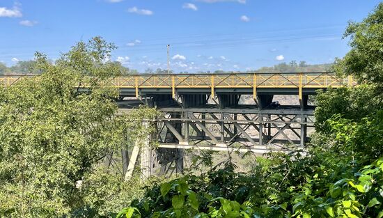 Sie ist 198m lang und 128 m hoch.
Die Brücke wurde in England hergestellt und anschließend per Schiff über den Hafen von Mosambik und per Eisenbahn bis hierher gebracht.
Der Bau dauerte nur 14 Monate und offizielle Eröffnung war 1905