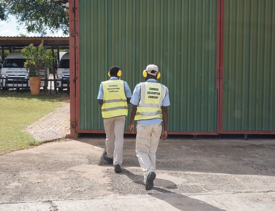 Es gibt Einweisungen und alle werden gewogen. Thomas ist ganz heiß darauf vorn zu sitzen und versucht sich beim Piloten einzuschleimen….