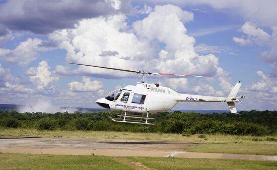 Gelingt ihm tatsächlich! Und das Beste: Wir sind nur zu Dritt!
Ich sitze hinten mit nur einer weiteren Dame