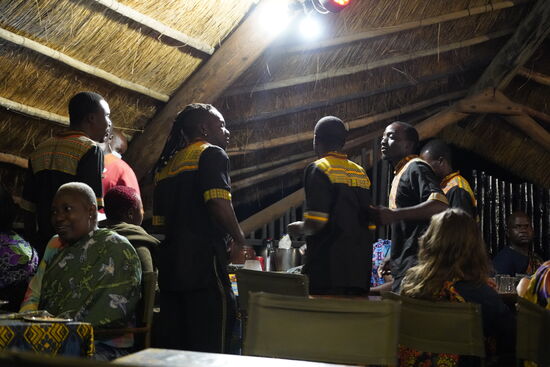 Das Boma-Dinner findet in einer Lodge statt und ist ein landestypisches, üppiges Buffet mit einer Musik und Tanzveranstaltung