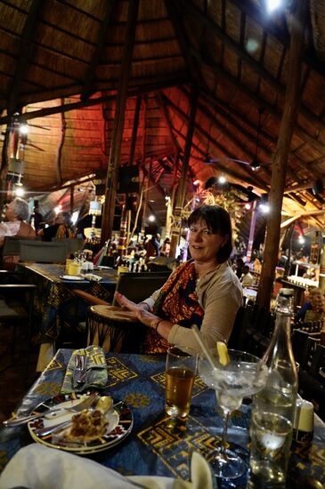 Nach dem Essen bekommt jeder eine Trommel und wir dürfen nach Anleitung mittrommeln. Ja—es macht Spaß!