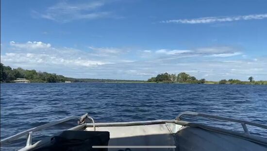 Links ist Botswana und rechts ist Namibia und wir fahren sozusagen auf der Grenze