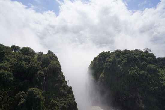 Von der Brücke sieht man in der Ferne die Falls. Den Sprühnebel spüren wir aber heftig.