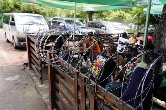 Dieses Lokal ist mit fiesem Stacheldraht vor den Baboos geschützt