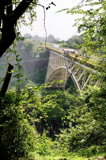 Da hinten findet das Bungee-springen statt.