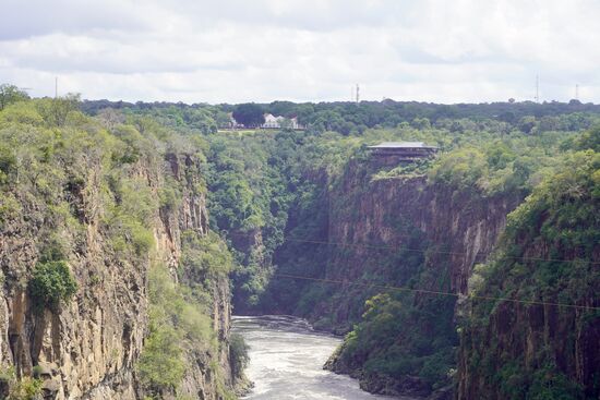 Die Aussicht von der Brücke ist atemberaubend.