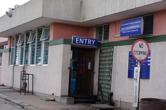 Die Ausreise Sambia und die Einreise Zimbabwe geht zügig. Erst sollen wir noch ein Formular ausfüllen. Thomas diskutiert mit dem Beamten, dass wir gestern bei der Einreise aus Botswana auch kein Formular ausgefüllt haben. Der Beamte lacht und sagt, dann braucht ihr das Heute auch nicht! Stempel in den Pass und wir wünschen ihm noch Frohe Ostern.